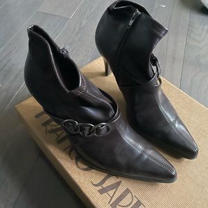 Brown ankle boots , size 6, great shape, zipper on inside